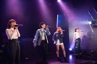 「ラブリー」を歌うサンダルテレフォン。