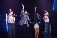 結成当時の衣装で「ラブリー」を歌うサンダルテレフォン。