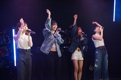 結成当時の衣装で「ラブリー」を歌うサンダルテレフォン。