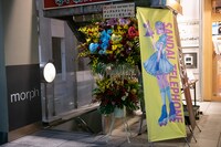 ダルファン（サンダルテレフォンファンの呼称）有志からのスタンドフラワーが飾られたmorph-tokyoエントランス。