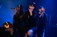 シングル「Magic All Night」の黒い衣装で登場したサンダルテレフォン。