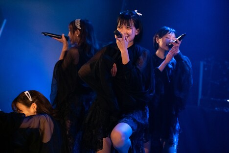 シングル「Magic All Night」の黒い衣装で登場したサンダルテレフォン。