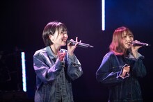 左から小町まい、藤井エリカ。