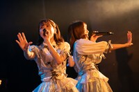 左から夏芽ナツ、藤井エリカ。