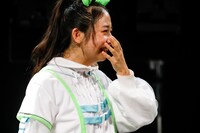 感極まって涙する安藤楓。（写真提供：エイジアプロモーション）