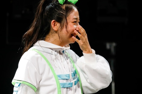 感極まって涙する安藤楓。（写真提供：エイジアプロモーション）