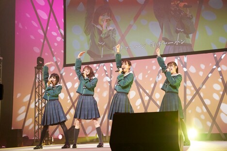 「半チャーハン」を披露する晴れた日のベンチ。（撮影：中原幸）