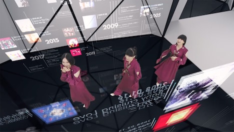 架空のミュージアム内を移動するPerfume。