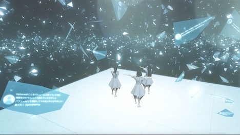 「GLITTER」のパフォーマンスの様子。