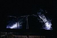 白煙が上がる演奏ブース。