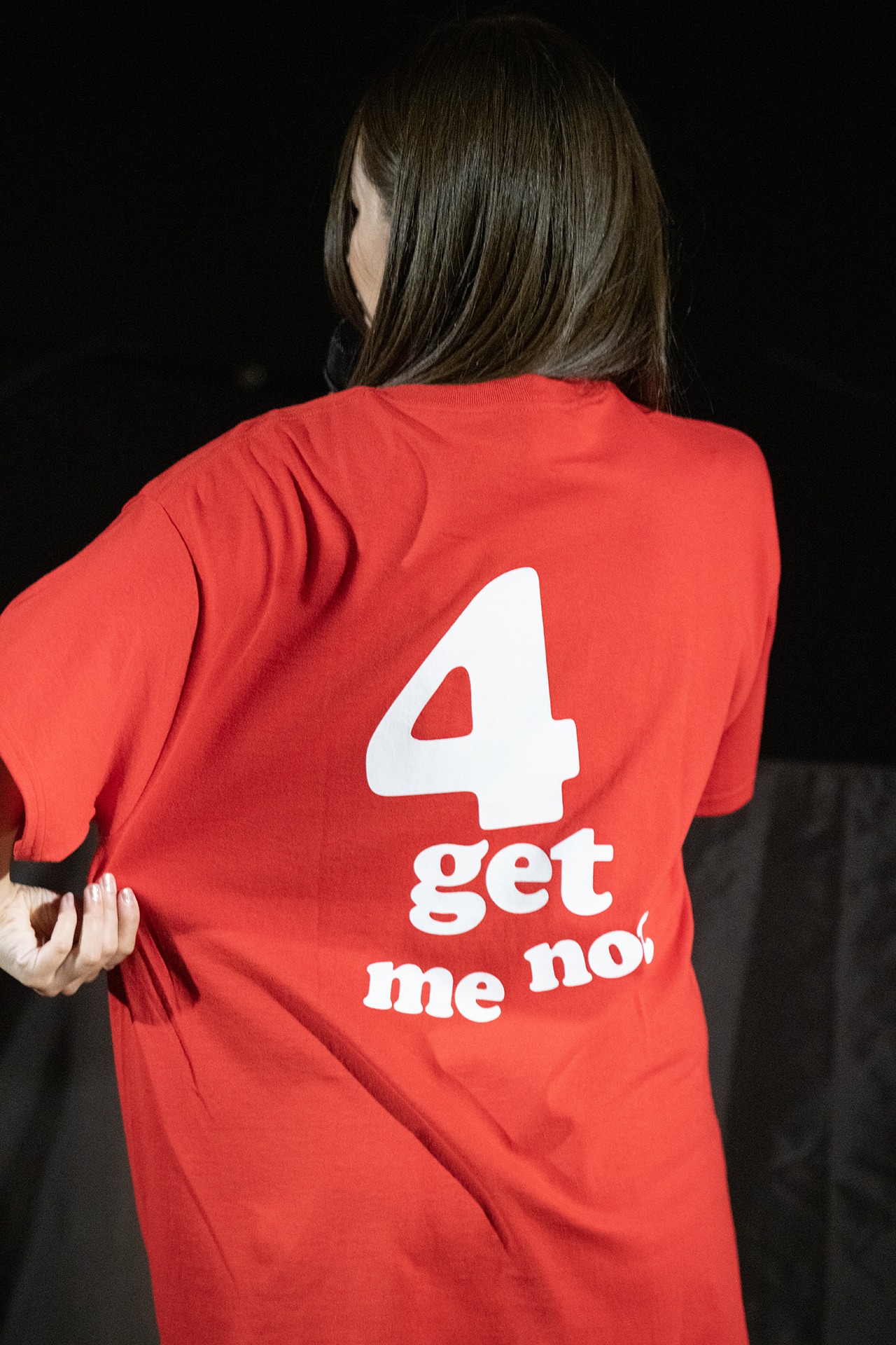 4周年ライブの記念Tシャツを紹介する脇田もなり。
