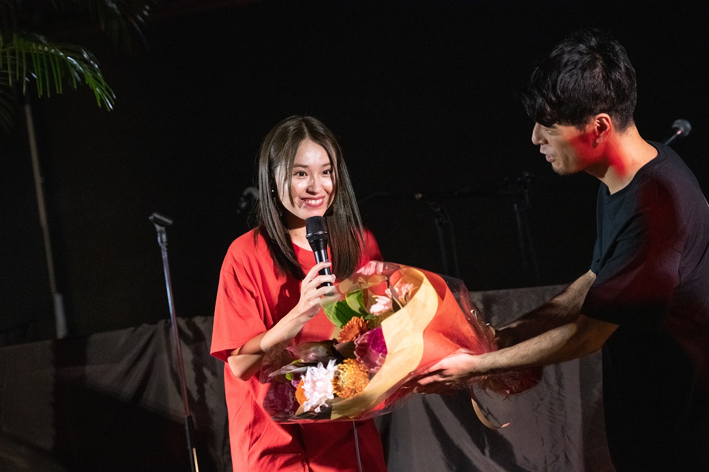脇田もなり（左）に4周年を祝う花束を贈呈するDorian（右）。