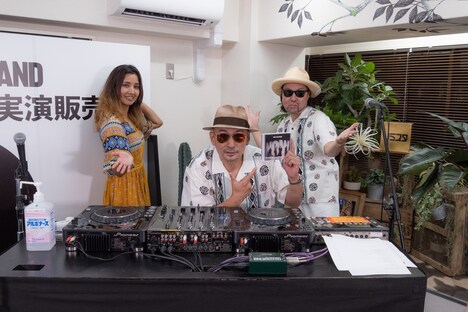 左からアイシャ（Cho）、横山剣（Vo）、スモーキー・テツニ（Vo, Cho）。