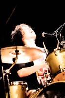 ゲイリー・ビッチェ（Dr, Vo）