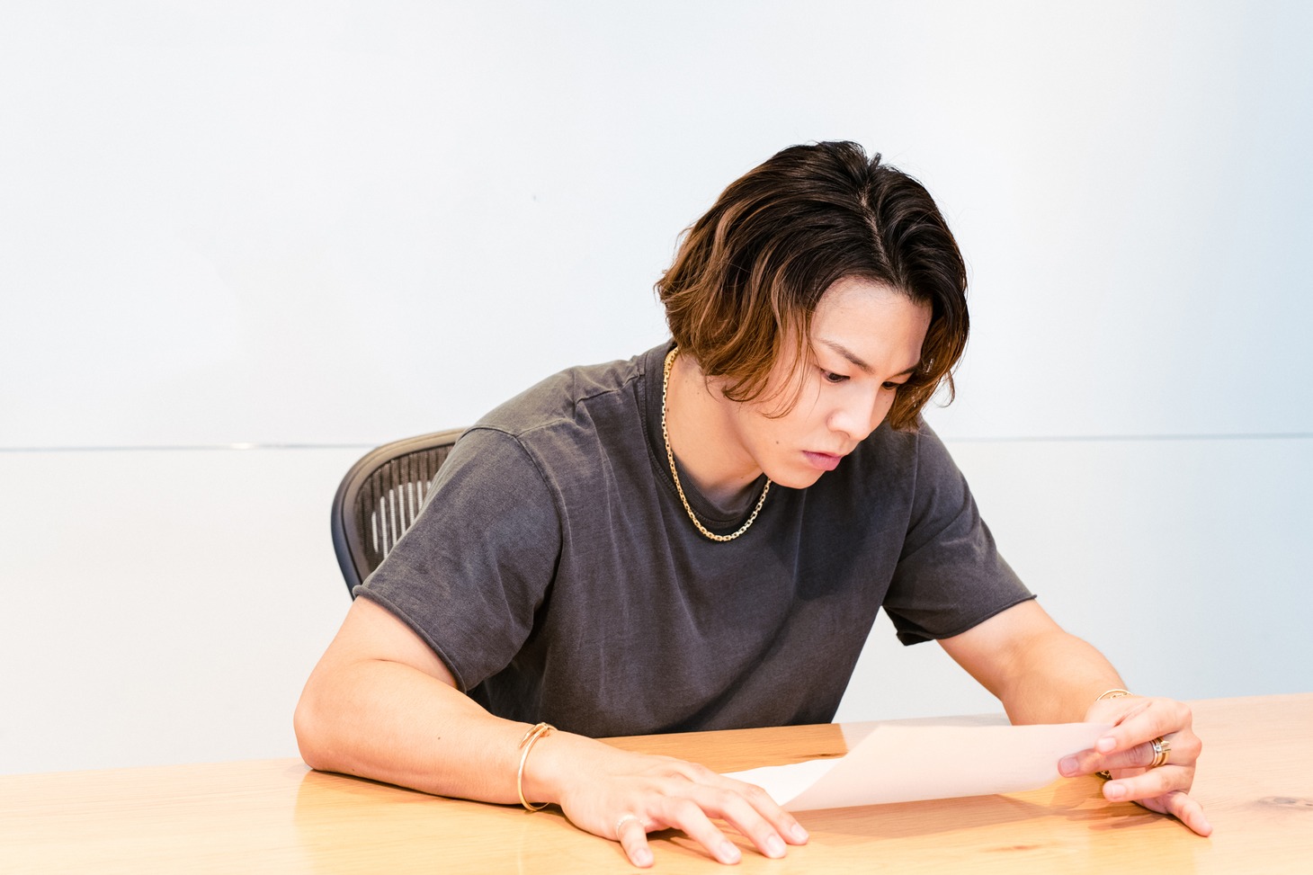 資料を確認するRIKUさん。
