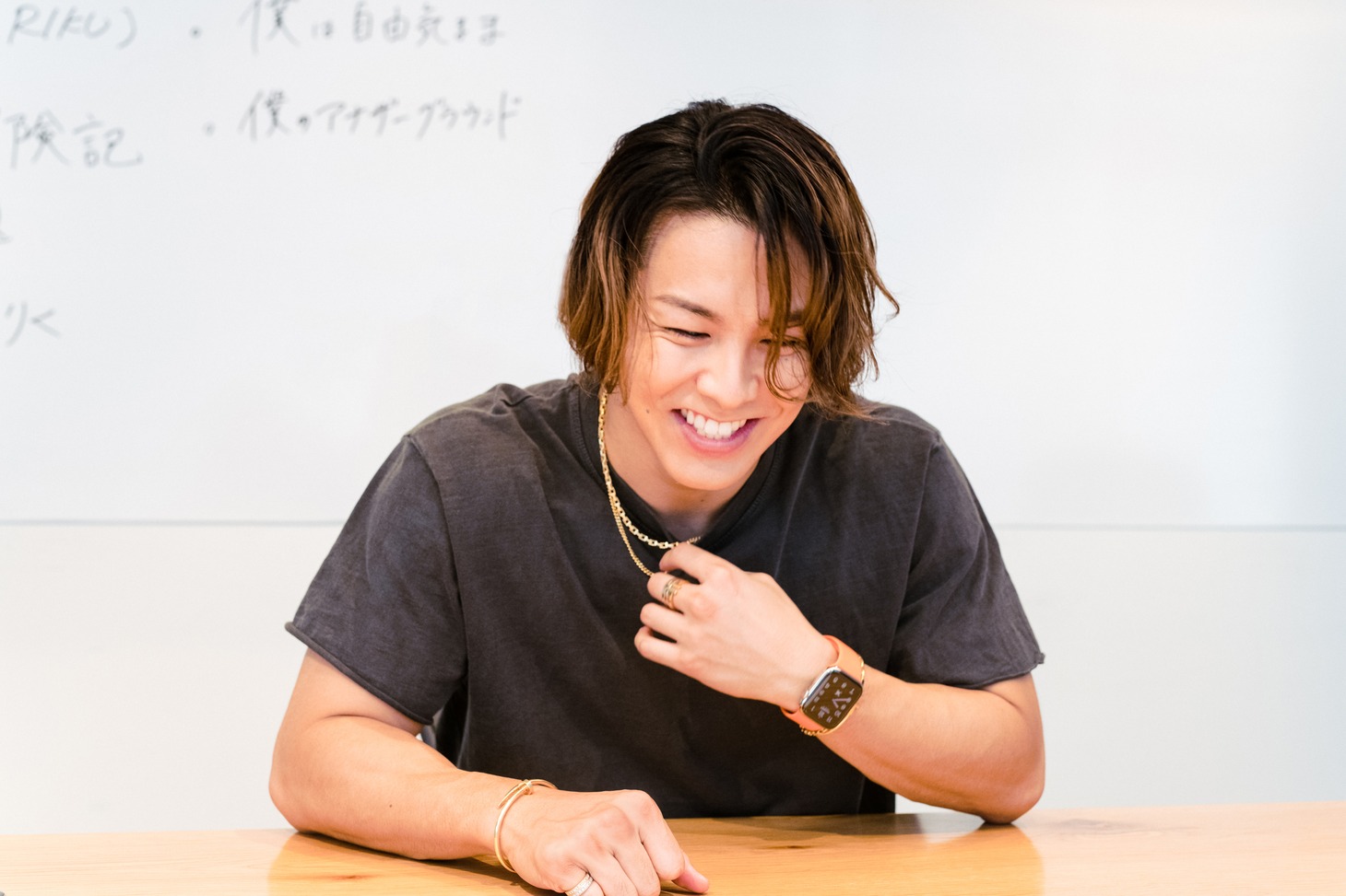 考えてきたタイトル案を発表するRIKUさん。