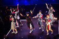 綾小路翔に扮したハシヤスメ・アツコ（中央 / BiSH）。（撮影：上山陽介）