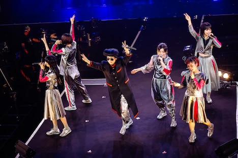 綾小路翔に扮したハシヤスメ・アツコ（中央 / BiSH）。（撮影：上山陽介）