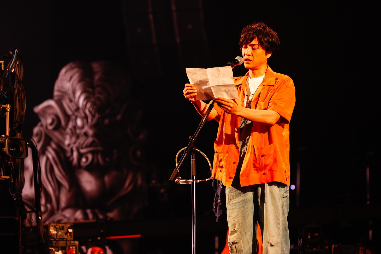 朗読する森山直太朗。（撮影：上山陽介）