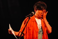 朗読の途中で涙をこらえる森山直太朗。（撮影：上山陽介）