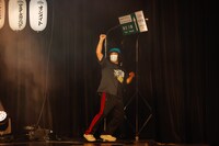 曲の途中で海ほたるへ向かう近藤洋一（サンボマスター）。（撮影：上山陽介）