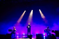 「龍」を歌う岡崎体育。（撮影：上山陽介）