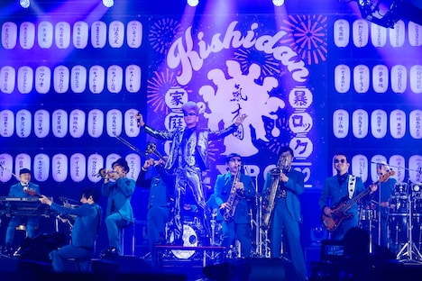 綾小路翔（氣志團）と東京スカパラダイスオーケストラ。（撮影：上山陽介）