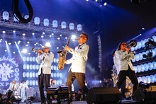 「Shake Hip!」を演奏するBIG HORNS BEE（米米CLUB）。（撮影：上山陽介）