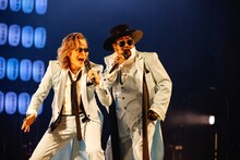 「アバンギャルド」を歌うカールスモーキー石井（左）とジェームス小野田（右 / 米米CLUB）。（撮影：上山陽介）