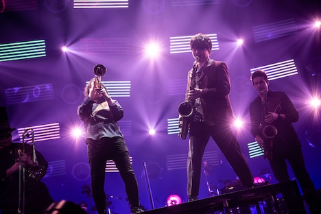 楢崎誠（B, Sax）（撮影：溝口元海［be stupid］）