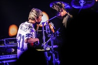 左からあきらかにあきら（B, Cho）、山中拓也（Vo, G）。（撮影：鈴木公平）