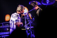 左からあきらかにあきら（B, Cho）、山中拓也（Vo, G）。（撮影：鈴木公平）