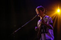 あきらかにあきら（B, Cho）（撮影：鈴木公平）