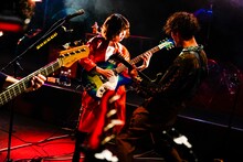 セッションするReiとGLIM SPANKYの亀本寛貴（G）。（撮影：上飯坂一）