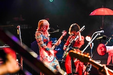 セッションするGLIM SPANKYの松尾レミ（Vo, G）とRei。（撮影：上飯坂一）