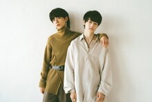 SUPER★DRAGONのカレンダー「SUPER★DRAGON OFFICIAL CALENDAR 2021」より、田中洸希（左）、伊藤壮吾（右）。 (c) SDP