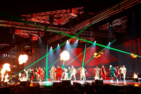 「LIVE×ONLINE IMAGINATION PREMIUM LIVE EXILE TRAIN」オープニングのパフォーマンスの様子。(写真提供:LDH JAPAN)