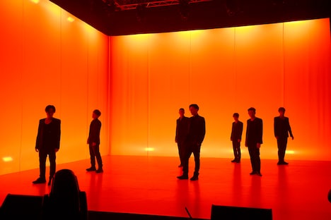 「LIVE×ONLINE IMAGINATION PREMIUM LIVE EXILE TRAIN」より、「Ti Amo」のパフォーマンスの様子。(写真提供:LDH JAPAN)