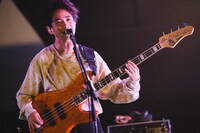 三原康司（B, Vo）（撮影：ハタサトシ）