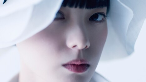 ANREALAGEの2021年春夏パリコレクションオープニング映像より。