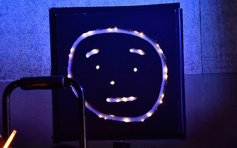 ファンが会場に張り付けた電飾。（撮影：畔柳純子）