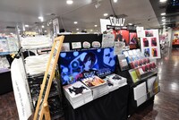 「First Impact」グッズ展開の様子。