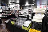 「First Impact」グッズ展開の様子。