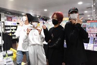 アクリルスタンドを手にポーズを決めるOWV。