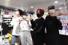 アクリルスタンドを手にポーズを決めるOWV。