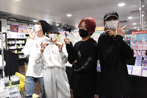 アクリルスタンドを手にポーズを決めるOWV。