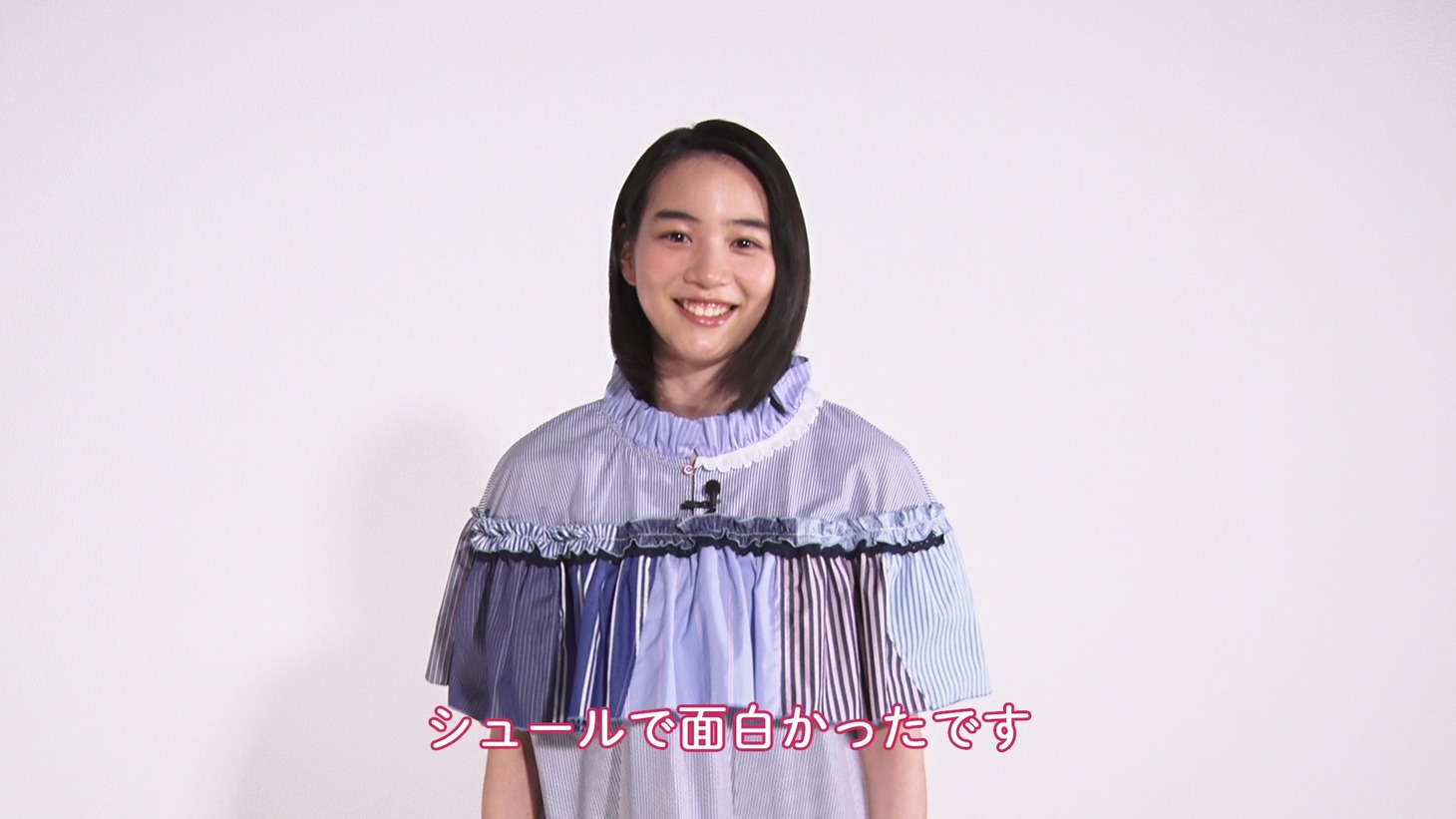 インタビュー中ののん。