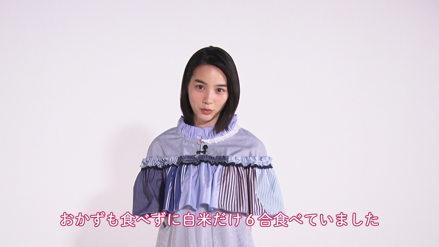 インタビュー中ののん。