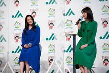 左から松下奈緒、仲間由紀恵。