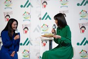 左から松下奈緒、仲間由紀恵。